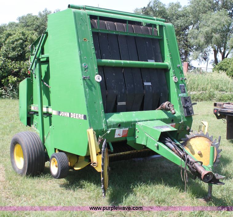 image for item H7474 1992 John Deere 1520 round baler