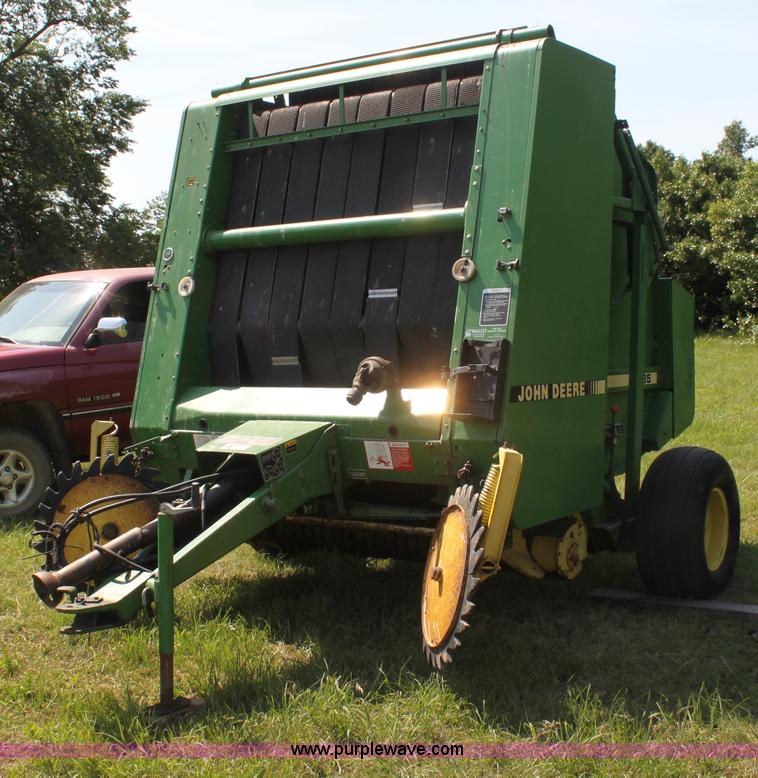 image for item H7474 1992 John Deere 1520 round baler