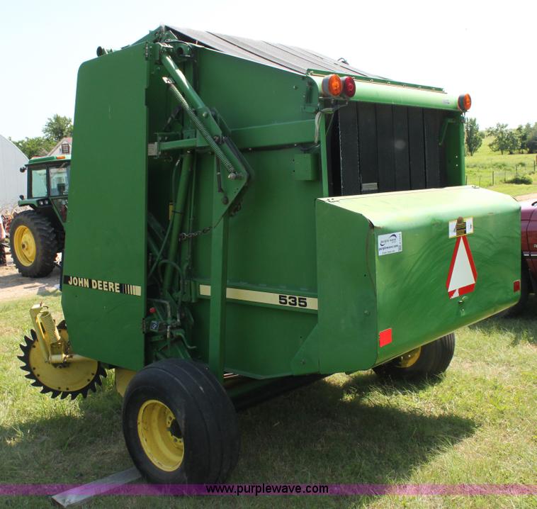 image for item H7474 1992 John Deere 1520 round baler