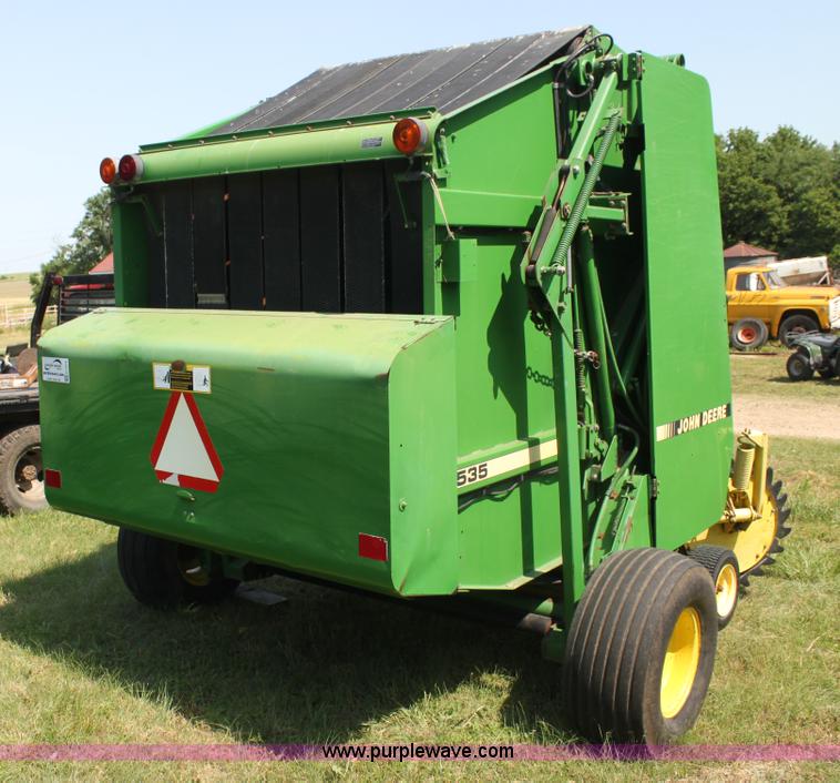 image for item H7474 1992 John Deere 1520 round baler