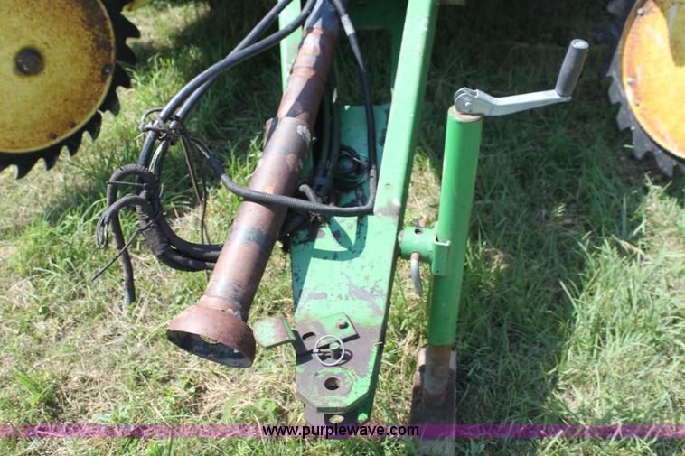 image for item H7474 1992 John Deere 1520 round baler