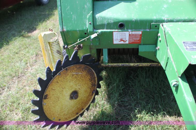 image for item H7474 1992 John Deere 1520 round baler
