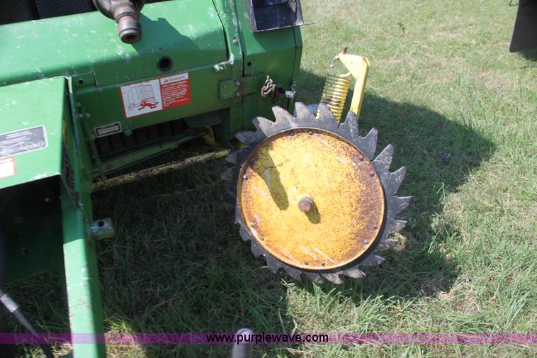 image for item H7474 1992 John Deere 1520 round baler