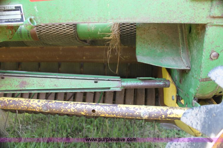 image for item H7474 1992 John Deere 1520 round baler