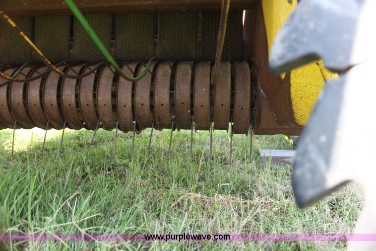 image for item H7474 1992 John Deere 1520 round baler