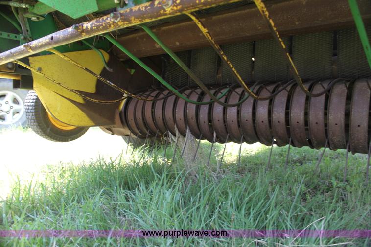 image for item H7474 1992 John Deere 1520 round baler