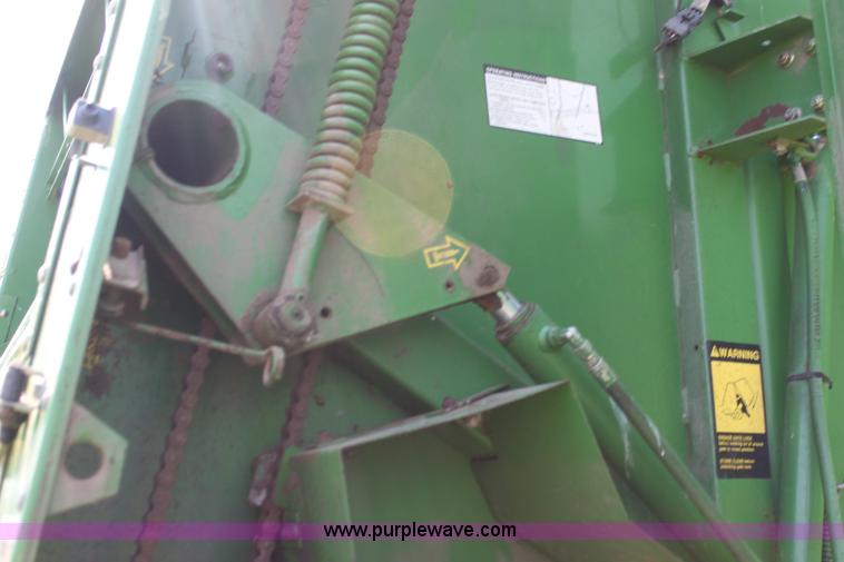 image for item H7474 1992 John Deere 1520 round baler