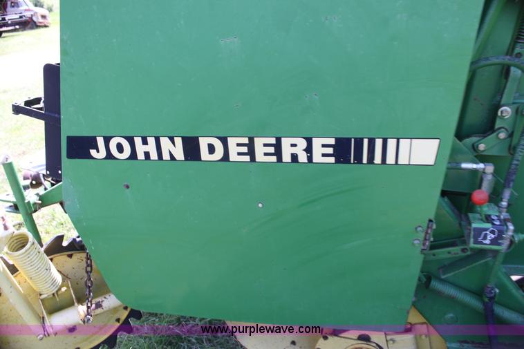 image for item H7474 1992 John Deere 1520 round baler