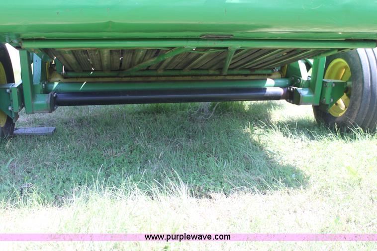 image for item H7474 1992 John Deere 1520 round baler