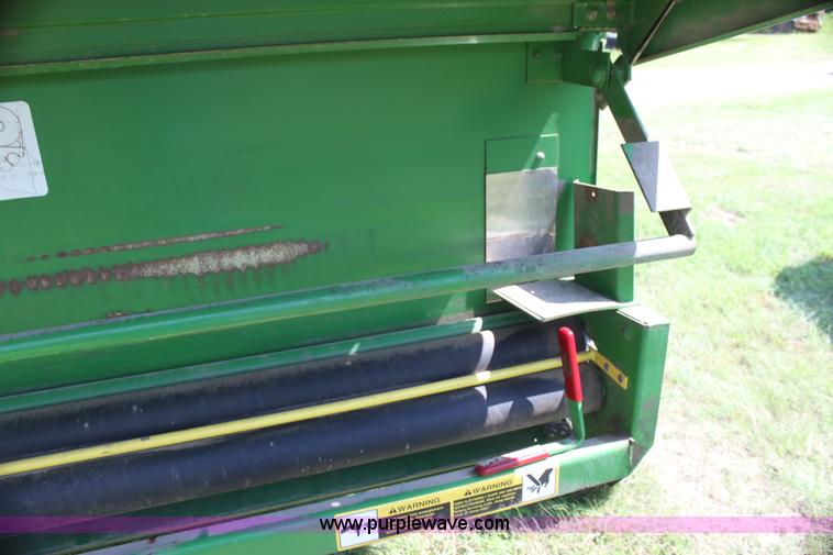 image for item H7474 1992 John Deere 1520 round baler
