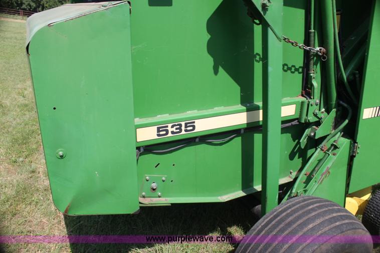 image for item H7474 1992 John Deere 1520 round baler