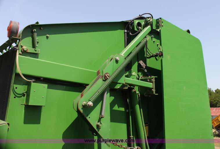 image for item H7474 1992 John Deere 1520 round baler