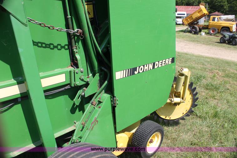 image for item H7474 1992 John Deere 1520 round baler