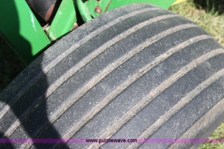 image for item H7474 1992 John Deere 1520 round baler