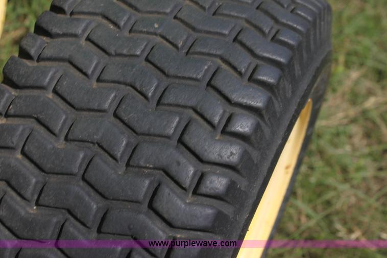 image for item H7474 1992 John Deere 1520 round baler