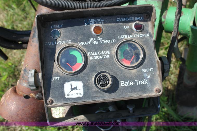 image for item H7474 1992 John Deere 1520 round baler