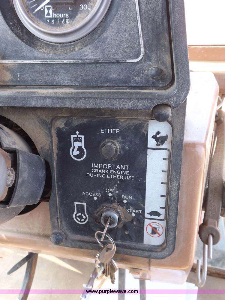 image for item I7745 1982 Allis Chalmers 8050 tractor