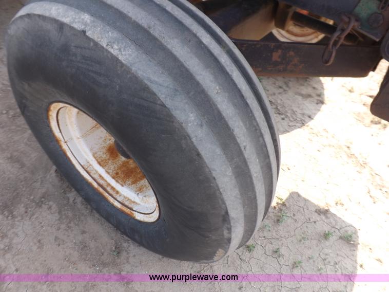 image for item I7745 1982 Allis Chalmers 8050 tractor