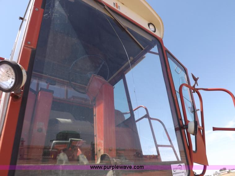 image for item I7748 1984 Case IH 1480 combine