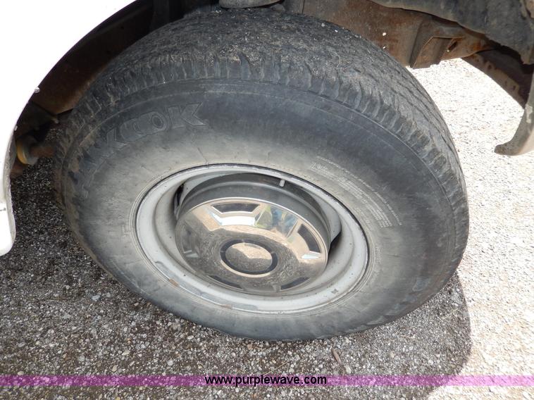 image for item AA9327 1994 Ford F250 XL pickup truck