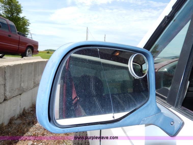 image for item AA9327 1994 Ford F250 XL pickup truck