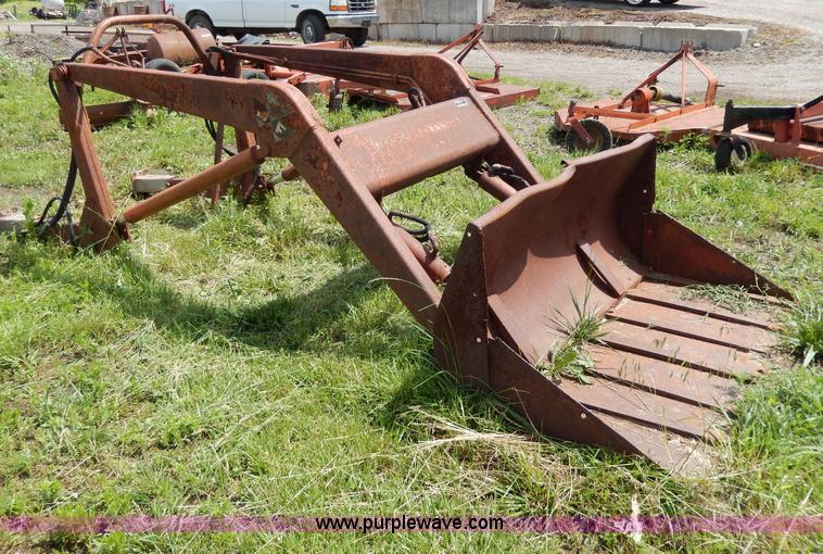 image for item AA9333 Massey-Ferguson 95 tractor loader
