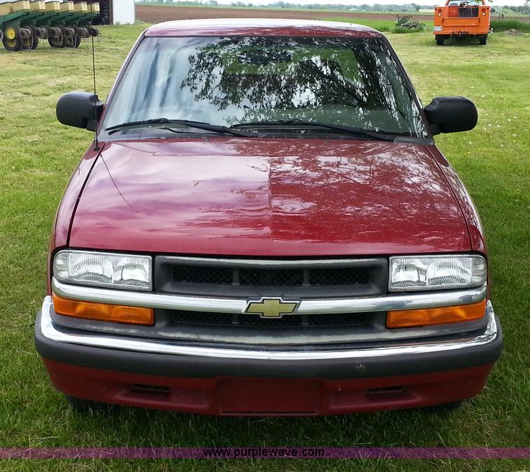 image for item C1127 2001 Chevrolet S10 Extended Cab pickup truck
