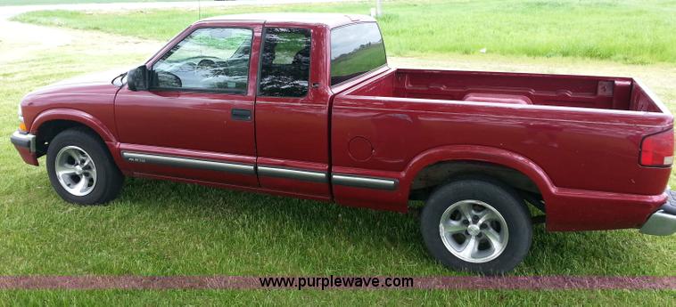 image for item C1127 2001 Chevrolet S10 Extended Cab pickup truck