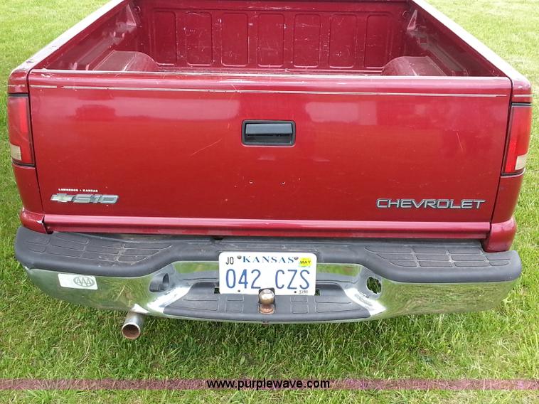 image for item C1127 2001 Chevrolet S10 Extended Cab pickup truck