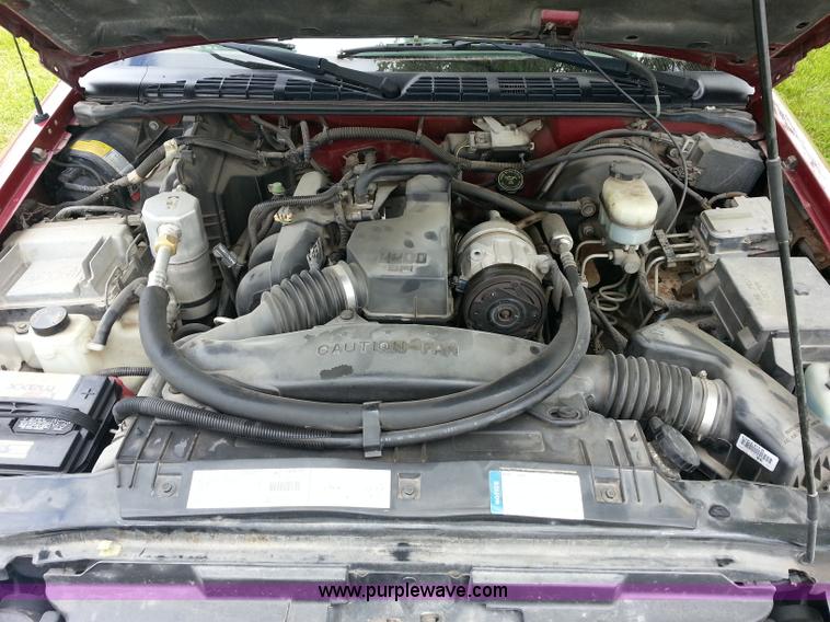 image for item C1127 2001 Chevrolet S10 Extended Cab pickup truck