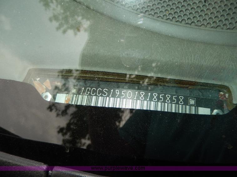 image for item C1127 2001 Chevrolet S10 Extended Cab pickup truck