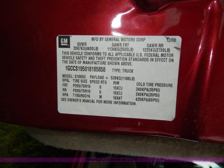 image for item C1127 2001 Chevrolet S10 Extended Cab pickup truck