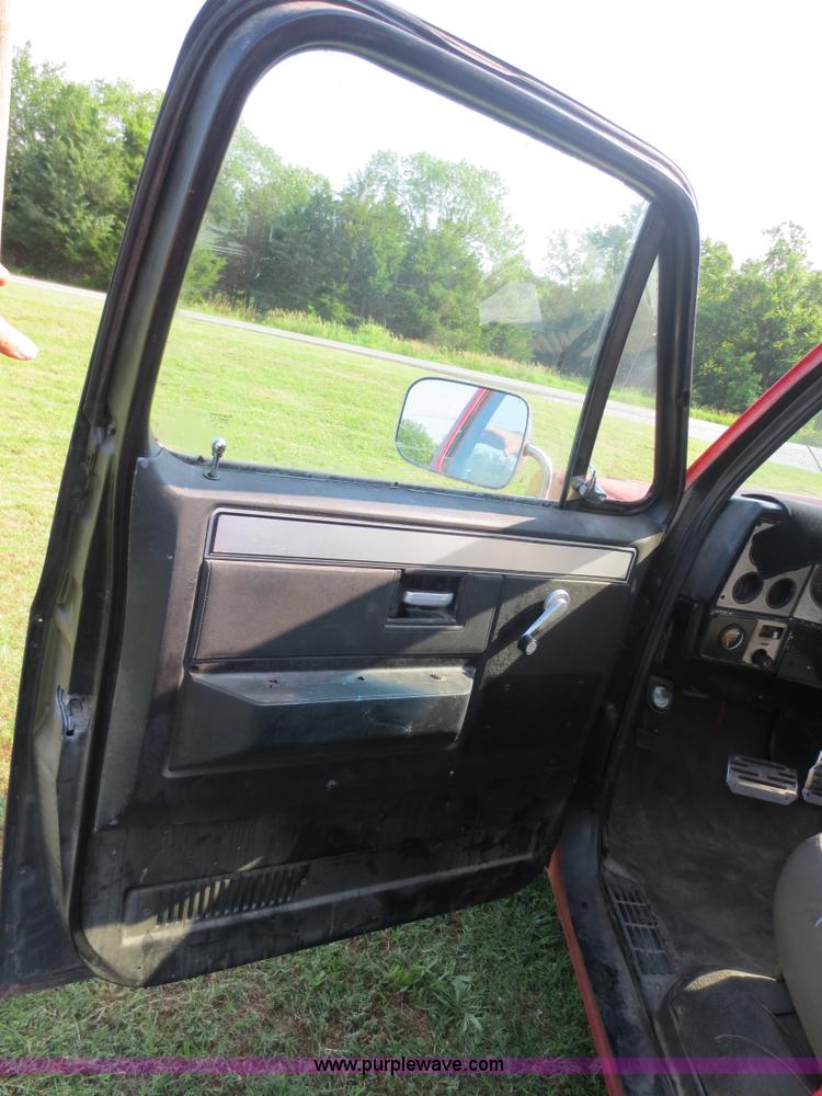 image for item D5981 1985 Chevrolet C10 pickup truck