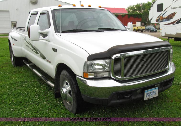image for item D7422 2004 Ford F350 Super Duty Lariat Crew Cab pickup truck