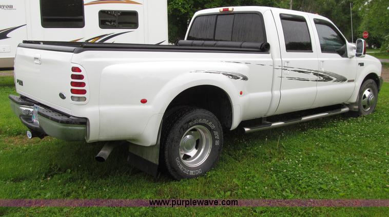 image for item D7422 2004 Ford F350 Super Duty Lariat Crew Cab pickup truck