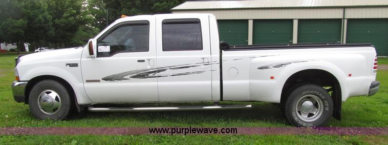 image for item D7422 2004 Ford F350 Super Duty Lariat Crew Cab pickup truck