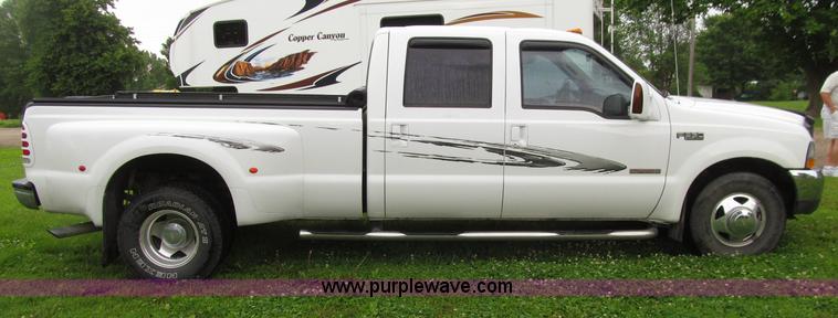 image for item D7422 2004 Ford F350 Super Duty Lariat Crew Cab pickup truck