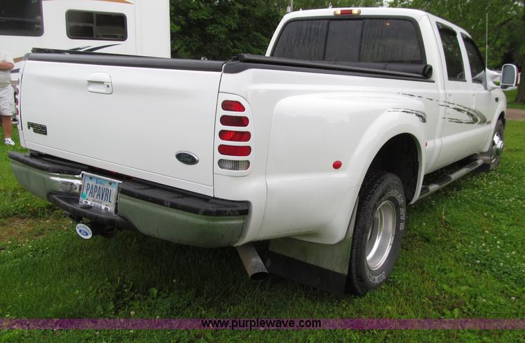 image for item D7422 2004 Ford F350 Super Duty Lariat Crew Cab pickup truck