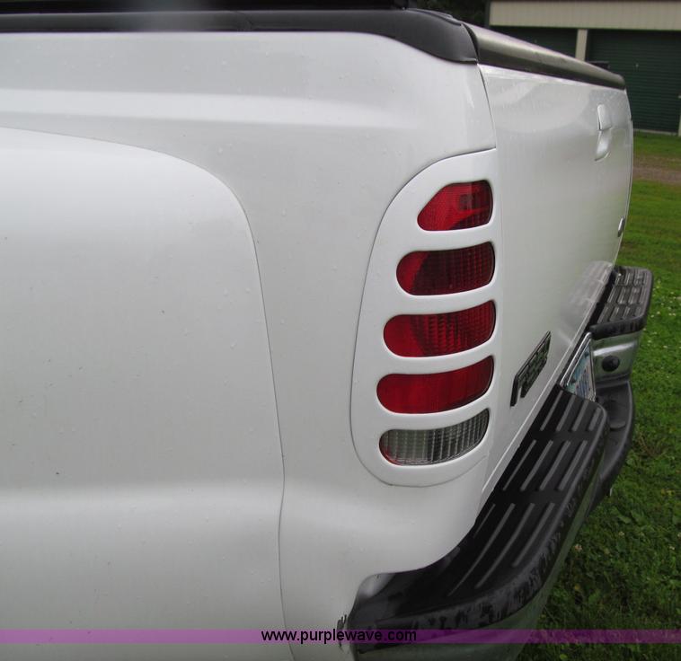 image for item D7422 2004 Ford F350 Super Duty Lariat Crew Cab pickup truck