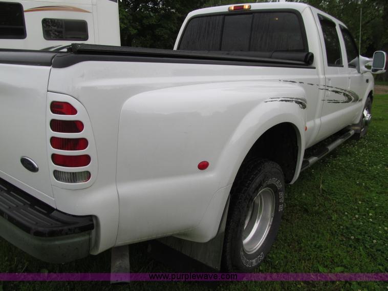 image for item D7422 2004 Ford F350 Super Duty Lariat Crew Cab pickup truck