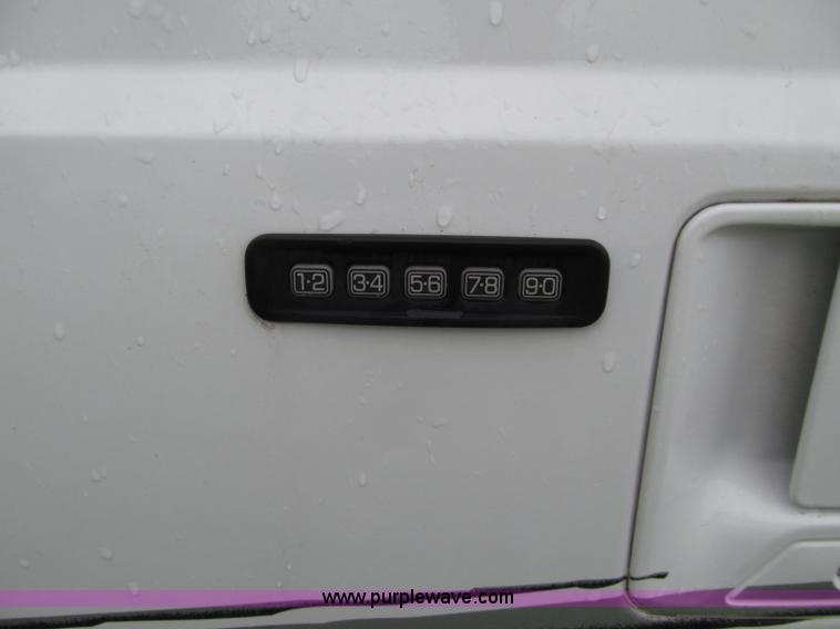 image for item D7422 2004 Ford F350 Super Duty Lariat Crew Cab pickup truck