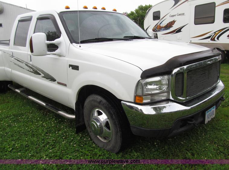 image for item D7422 2004 Ford F350 Super Duty Lariat Crew Cab pickup truck