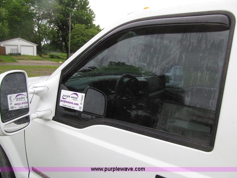 image for item D7422 2004 Ford F350 Super Duty Lariat Crew Cab pickup truck