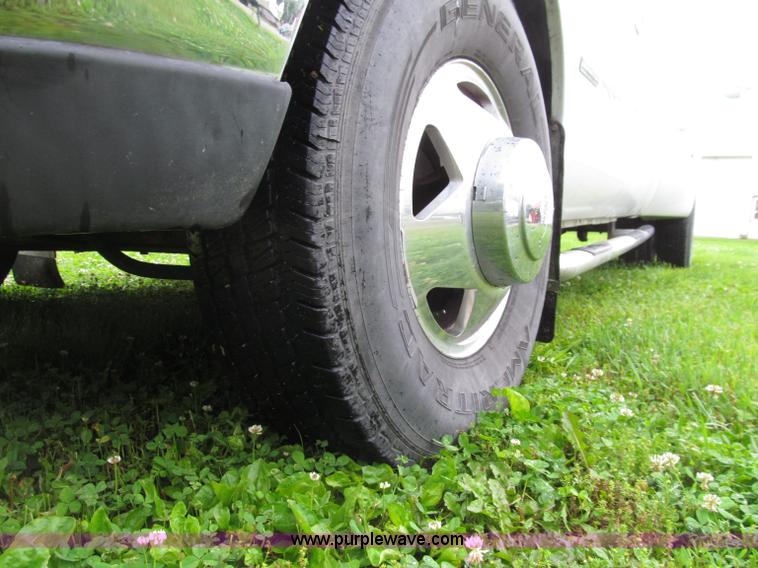 image for item D7422 2004 Ford F350 Super Duty Lariat Crew Cab pickup truck