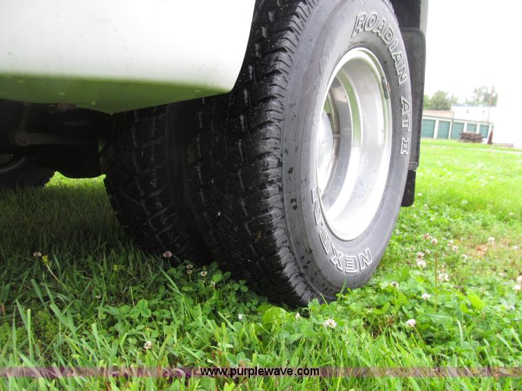 image for item D7422 2004 Ford F350 Super Duty Lariat Crew Cab pickup truck