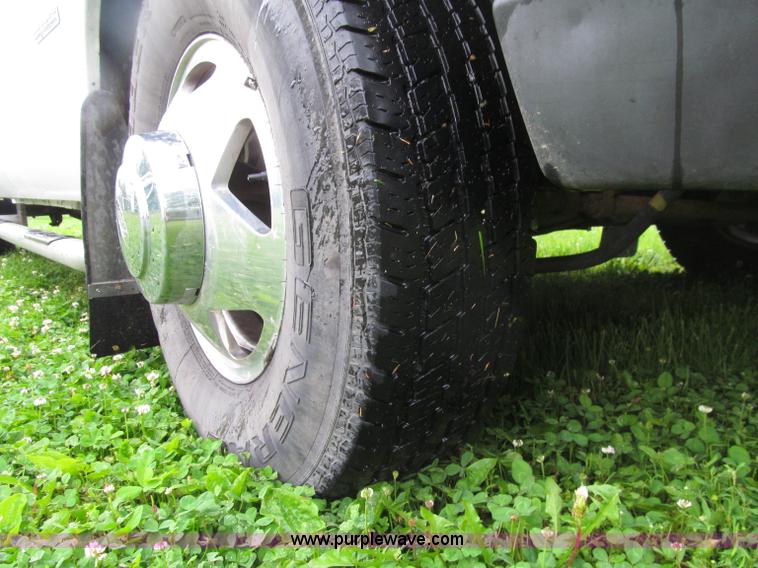 image for item D7422 2004 Ford F350 Super Duty Lariat Crew Cab pickup truck