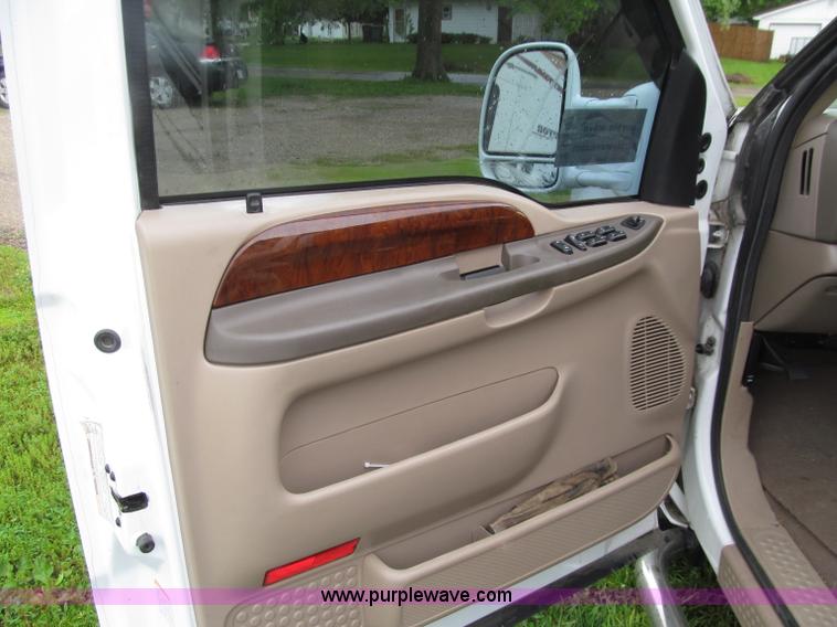 image for item D7422 2004 Ford F350 Super Duty Lariat Crew Cab pickup truck