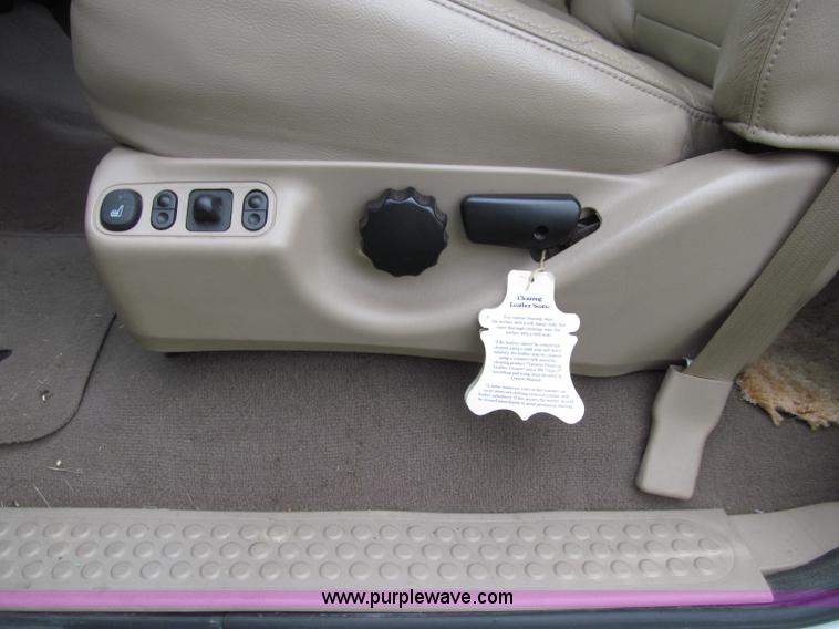 image for item D7422 2004 Ford F350 Super Duty Lariat Crew Cab pickup truck