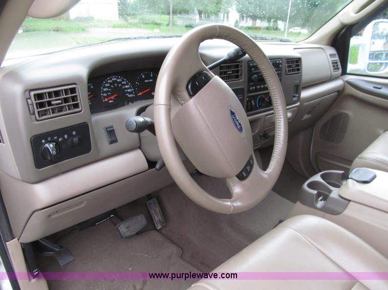 image for item D7422 2004 Ford F350 Super Duty Lariat Crew Cab pickup truck