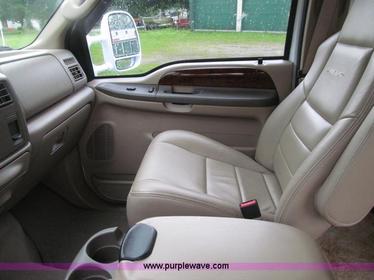 image for item D7422 2004 Ford F350 Super Duty Lariat Crew Cab pickup truck